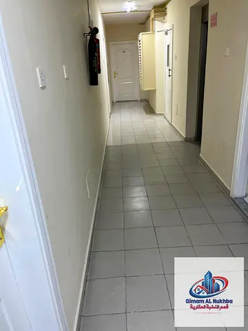 استديو أول ساكن للإيجار في الشويهين داخل بناية راقية للعائلات، تكييف اسبلت وغاز مركزي، قريب من جميع الخدمات والمواصلات.