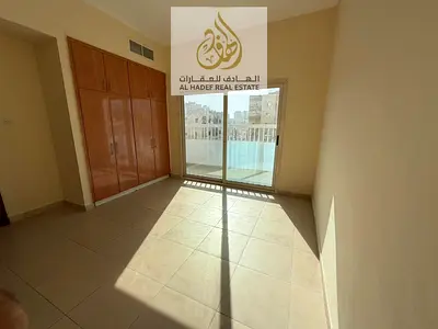 للإيجار في الشارقة – أبو شغارة شارع الوحدة | شقة غرفتين وصالة مع بلكونة | أول مخرج إلى دبي مباشرة | خزائن بالحائط و2 حمام | الدفع على 4 دفعات | موقع م
