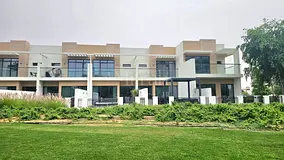 Fully Furnished I Luxurious Middle Unit I Private Lawn
