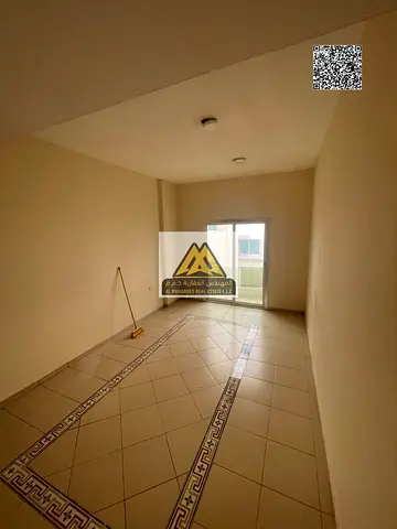 شقة غرفة وصالة للإيجار السنوي في النعيمية – شارع الملك فيصل – عجمان | صالة منفصلة + تكييف مركزي + موقع مميز