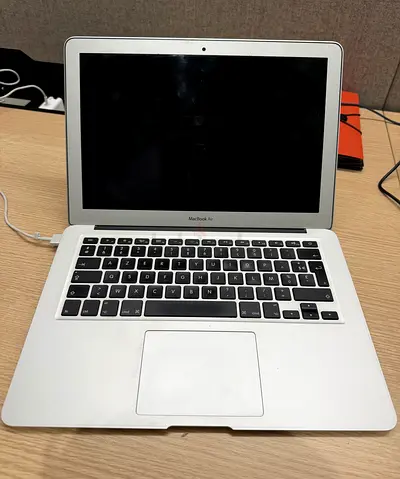 MacBook Air 13” – Fresh macOS install – Charger included