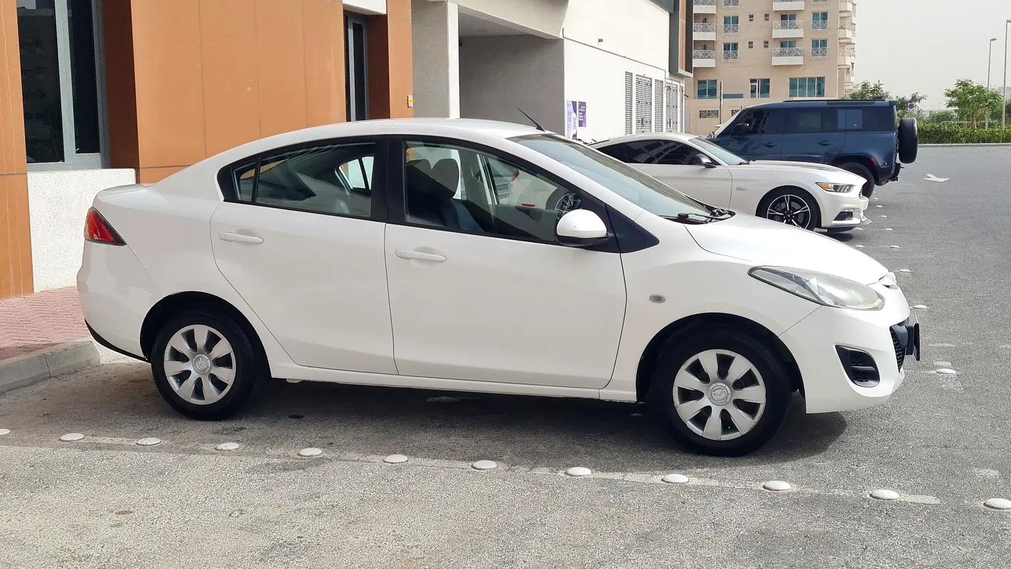 Mazda 2 2015 — photo 1 of 20