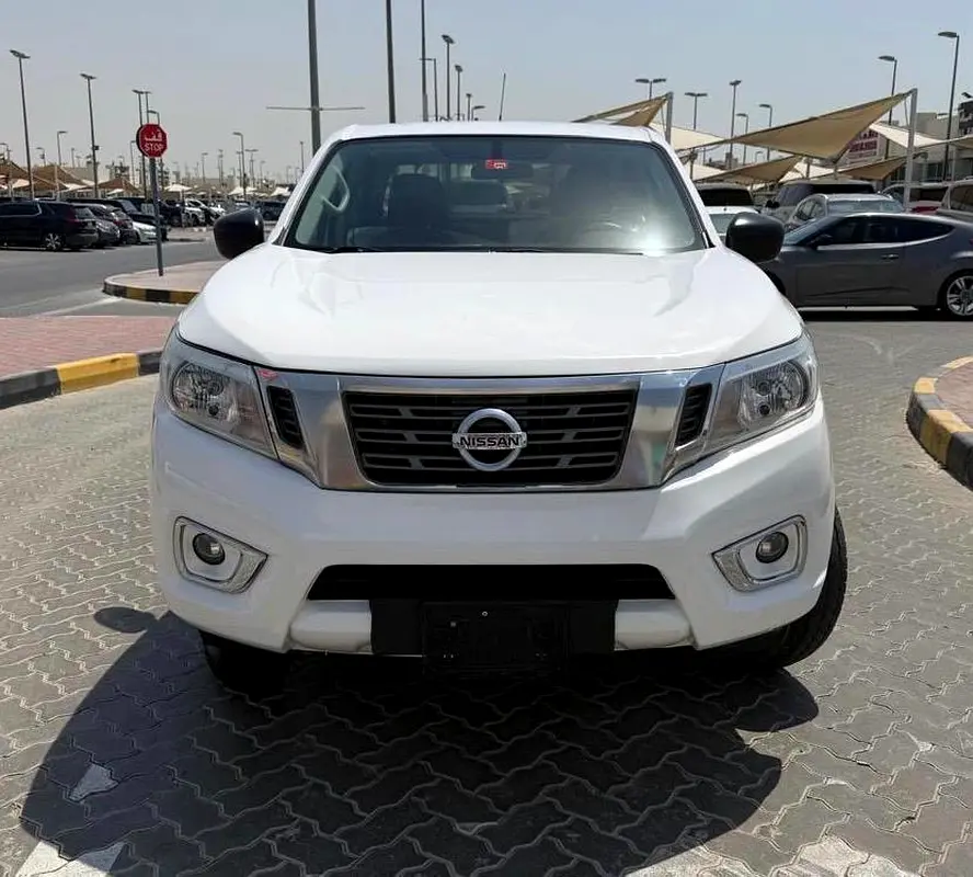 Nissan Navara 2022 — photo 1 of 12