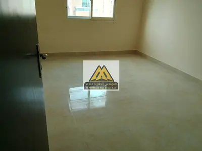 شقة غرفة وصالة منفصلة مع بلكونة وموقف مغطى للإيجار السنوي في الكورنيش شارع الكرامة عجمان