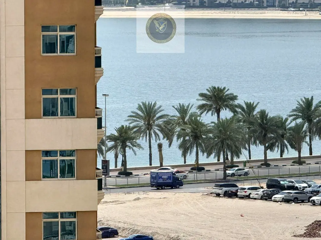 موقف سيارات وشرفة ومساحة كبيرة
