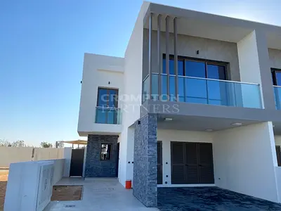 Corner|Single Row|Golf Course and Lake View