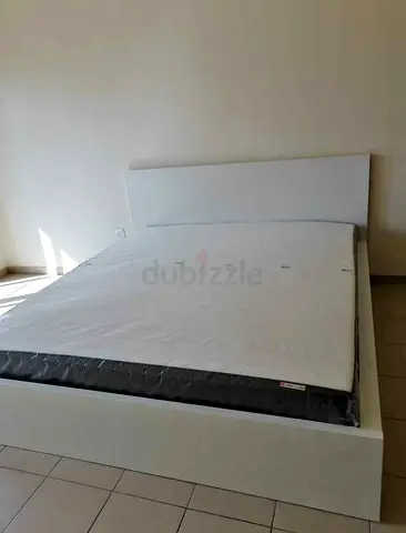 IKEA malam king‑size bed (180 × 200 cm) with 2 storage drawers and an IKEA mattress ✨