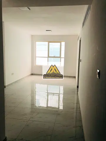 شقة غرفتين وصالة بمساحة كبيرة وتكييف مركزي وخزائن درسينج و2 حمام في موقع راقي بالحليو 2 عجمان