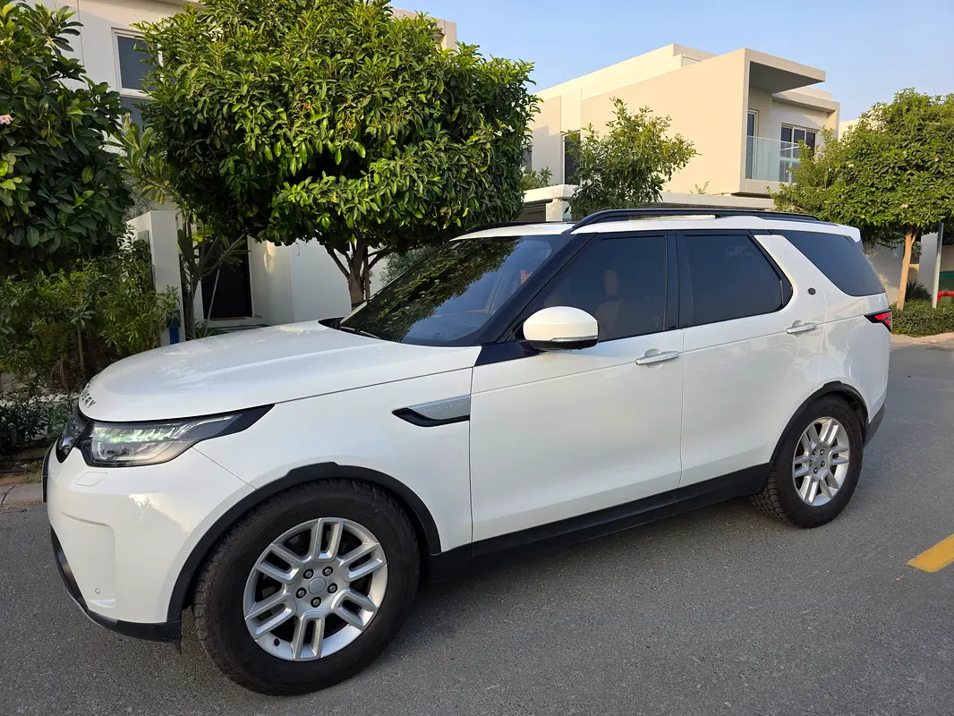 Land Rover Discovery 2017 — photo 1 of 11