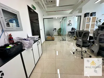 شقة مجهزة بالكامل | طابق مرتفع | قريبة من المترو | شيكات متعددة