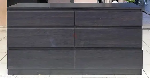 Dark wood 6-drawer dresser / chest in good condition