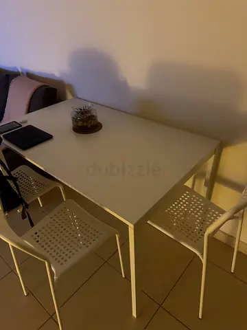 White modern dining table with 4 matching chairs - good condition