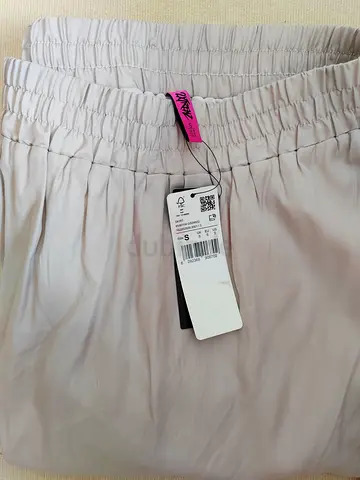 تنورة نسائية طويلة لون بيج.   Light beige elastic waist womens skirt (brand new with tags) - Size S