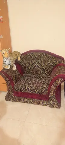 Comfortable single-seater upholstered armchair in burgundy and patterned fabric