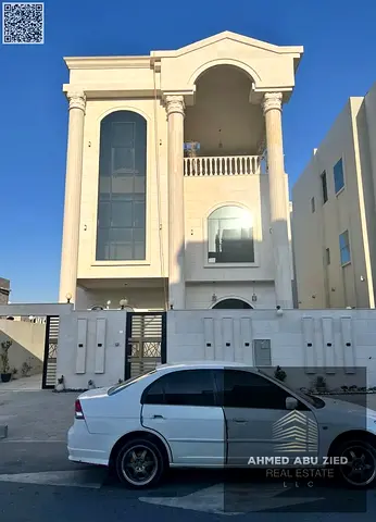 Classic villa for annual rent in Al Amra, 5 bedrooms, 3 floors, prime location close to all services, for 150,000 AED per year. On Sheikh Mohammed bin