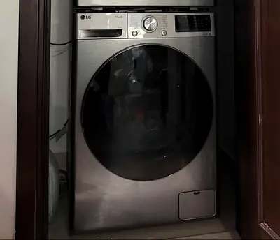 10kg LG Washing Machine 1500dhs - good as new, used less than 3 months..