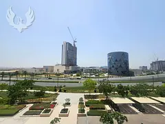 Low Floor | Mall &amp; Dubai Skyline View | Vacant Now