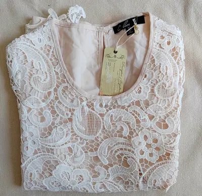 بلوزة نسائية بيج قماش قطن مخرم Beige lace yoke sleeveless blouse, size XS - gently used