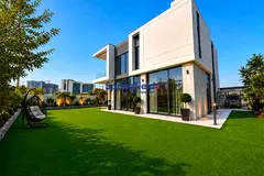 5 Bedroom Villa | Park Facing Corner Plot | Vacant