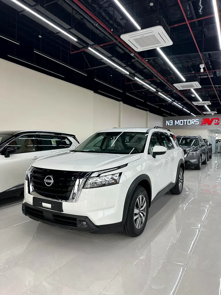 Nissan Pathfinder 2025 — photo 1 of 15