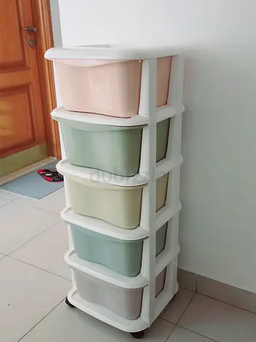 Storage drawers with wheels
