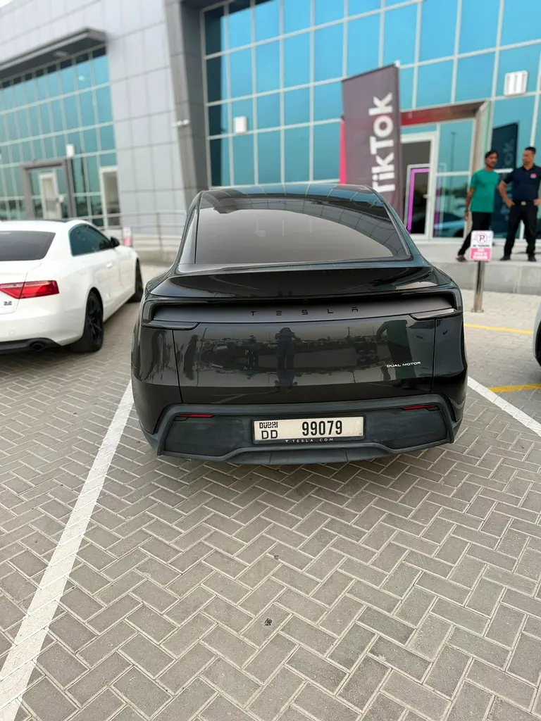 Tesla Model Y 2025 — photo 1 of 7
