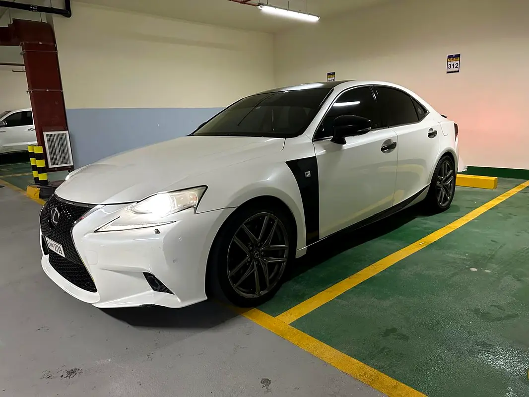 Lexus IS-Series 2014 — photo 1 of 9