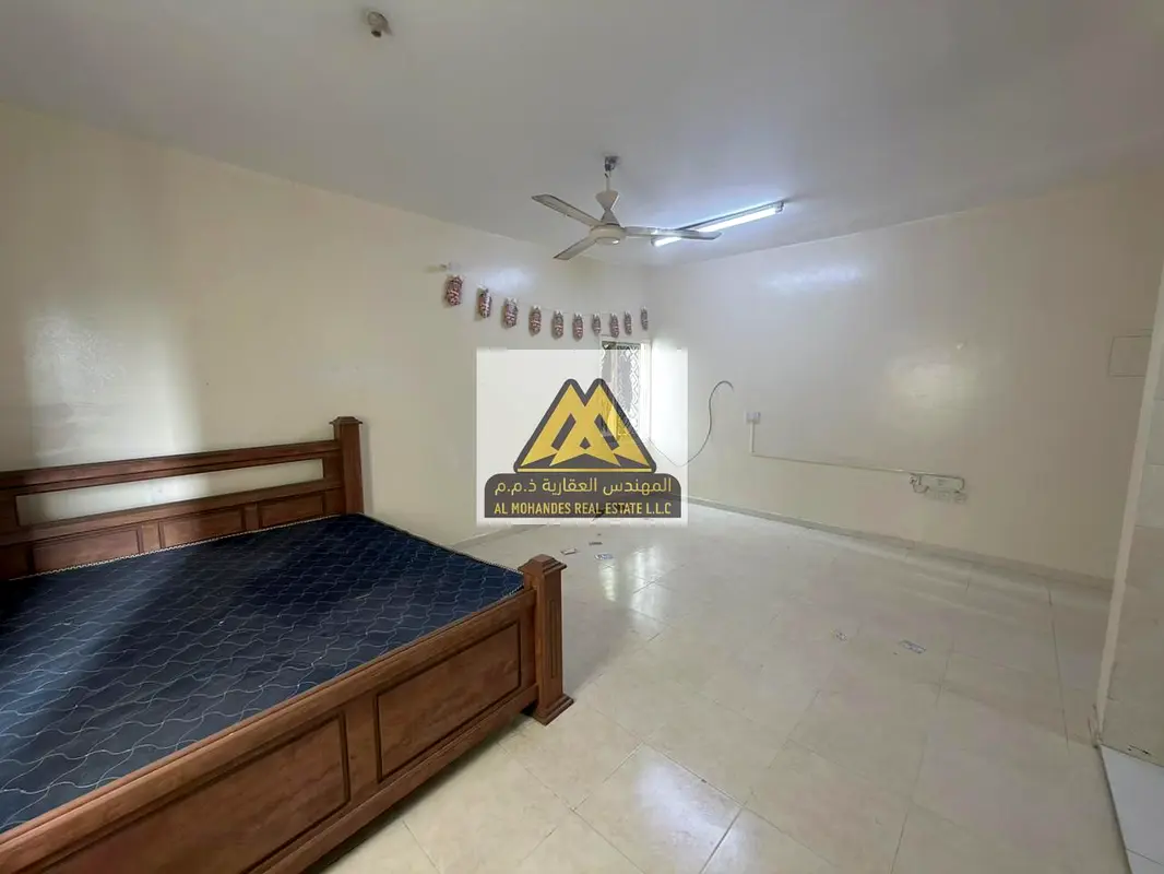 A spacious studio for annual rent in Al Nakheel 1 – Ajman, featuring a separate kitchen and excelle