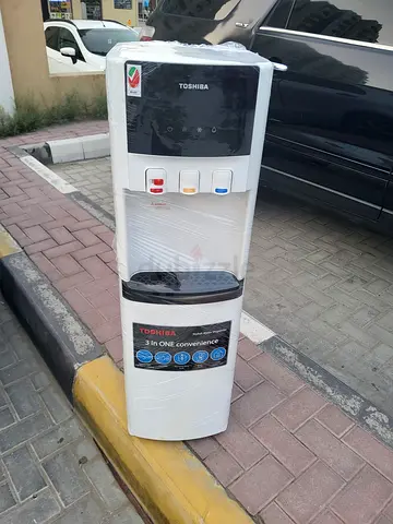 Bottom load water dispenser