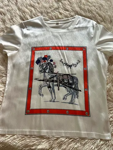 White short-sleeve graphic tee with horse carriage print - size M chest 108cm