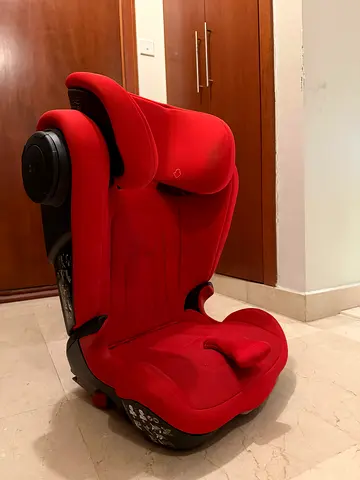 Red Britax Romer Car Seat in impeccable  Condition.