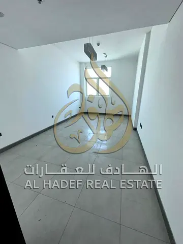 شقة غرفتين وصالة للايجار السنوي الرولة الشارقة غرف ماستر خزاين حائط ثاني ساكن باركنج مجاني السعر 45 الف 4 دفعات