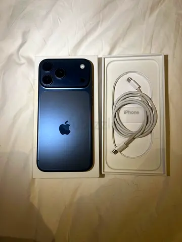 iPhone 17 Pro Max (Blue) with original box and Lightning cable - Good condition.