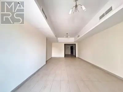 شقة واسعة بإطلالة بحرية خلابة، ثلاث غرف نوم وصالة