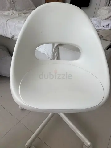 White Modern Plastic office Chair with wheels and adjustable height Good Condition