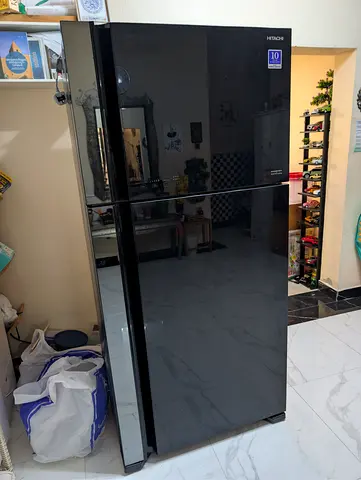 Hitachi Black Top-Freezer Refrigerator (Needs Repair)