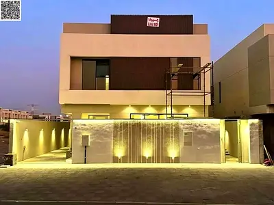 فيلا فاخرة للبيع مع الكهرباء والماء والمكيفات والمسبح – تصميم عصري وتشطيب VIP شاملة المكيفات المركزية