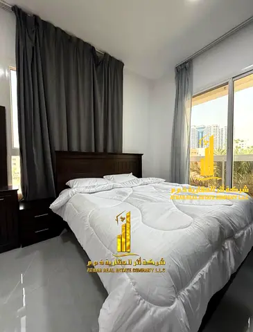 للإيجار الشهري بعجمان – شقه غرفتين وصاله مع بلكونه أطلاله مفتوحه مميزه, الشقه مفروشه بالكامل فرش جديد راقي جدا, مع مطبخ مجهز بالكامل بأحدث الأجهزه