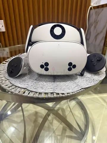 META QUEST VR 3s 128gb headset with controllers - like new and with head strap