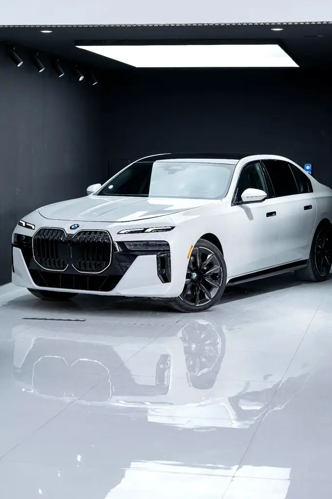 BMW 7-Series 2025 — photo 1 of 15