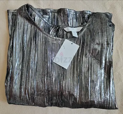 بلوزة نسائية قماش معدني.      Metallic Pleated Silver Top - New with Tags, Size M