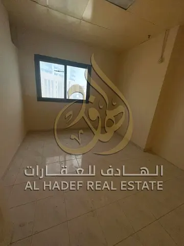 للإيجار في الشارقة – شارع جمال عبد الناصر | شقة غرفتين وصالة بعقد عزاب صريح | إطلالة مباشرة على الشارع الرئيسي | 2 حمام وصيانة كاملة قبل الاستلام | ال