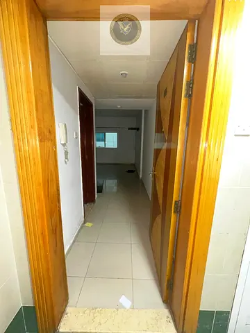 اجمل واكبر غرفه وصاله بالتعاون\موزع\تشطيبات جديده\مساحه كبيره\تكيف مركزي\موقع مميز علي مخرج دبي\قريب من كل الخدمات