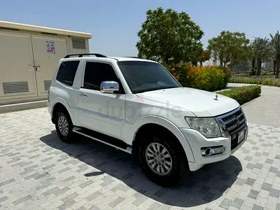 2015 Mitsubishi Pajero 3.5 Mid-Line SWB GCC Specification Service History No Accidents Original Keys