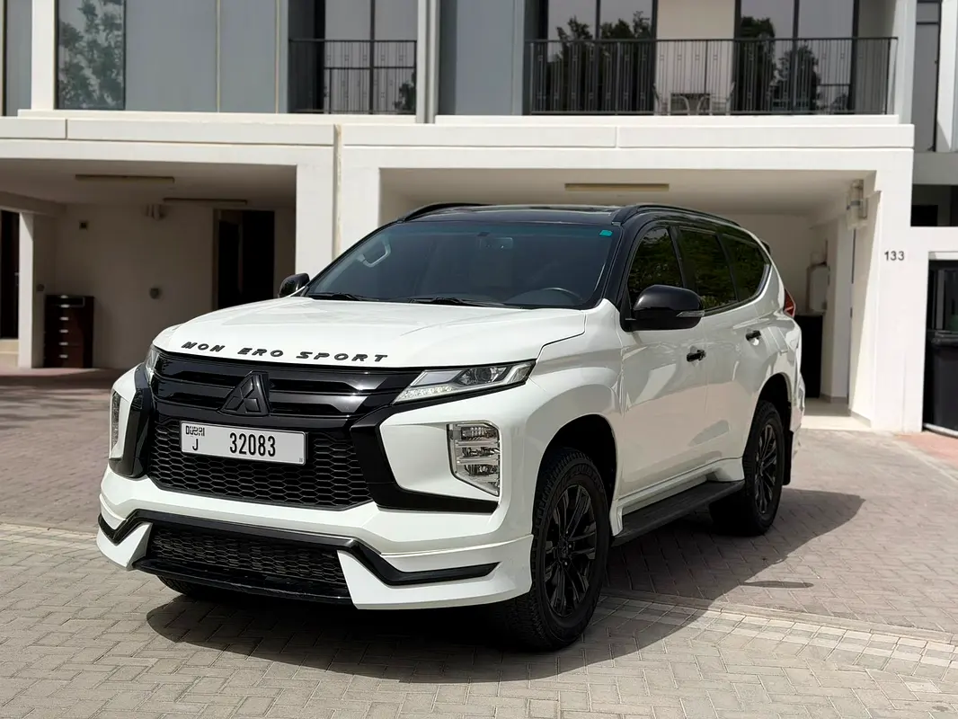Mitsubishi Montero Sport 2023 — photo 1 of 19