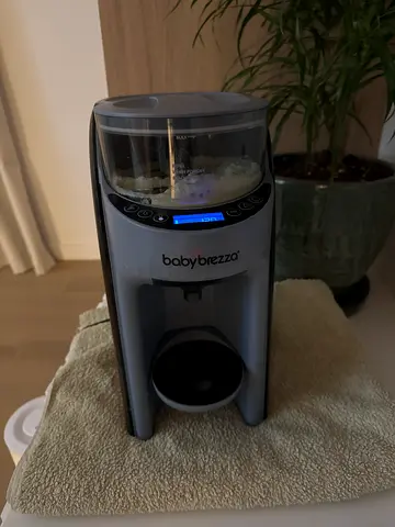Baby brezza formula machine