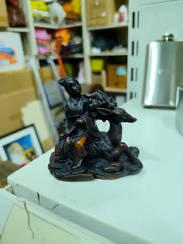 Vintage-Style Chinese Resin Figurine:  with Deer (8cm)