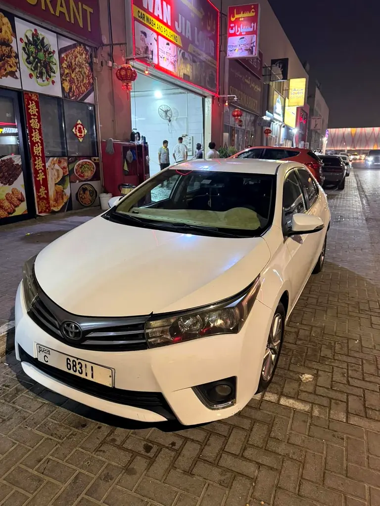 Toyota Corolla 2015 — photo 1 of 4