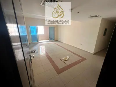 Built-in wardrobes, free parking, laundry room, central gas, balcony, very spacious