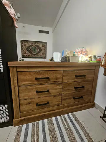 Solid Wood 6-Drawer Dresser in Rustic Oak Finish - Excellent Condition